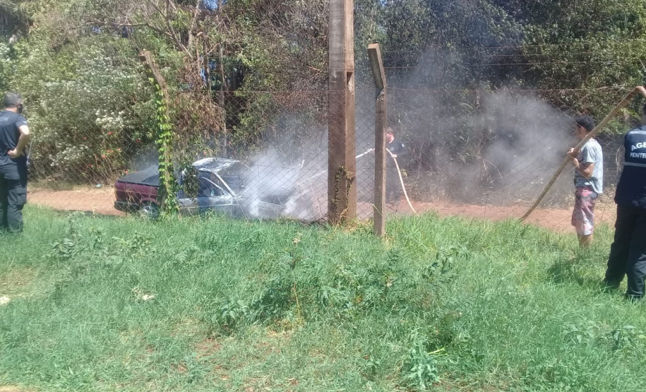 Agentes brigadistas apagam incêndio em carro que estava próximo à Penitenciária Estadual de Foz do Iguaçu