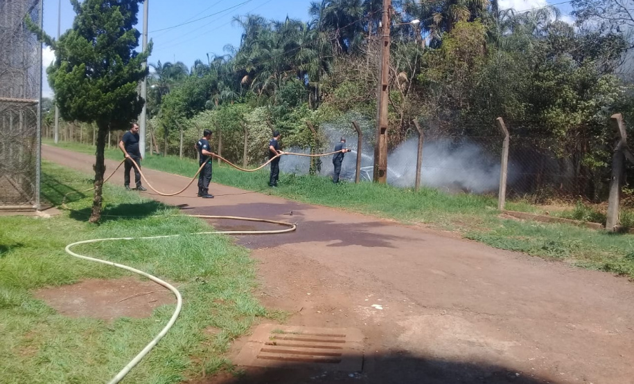 Agentes brigadistas apagam incêndio em carro que estava próximo à Penitenciária Estadual de Foz do Iguaçu