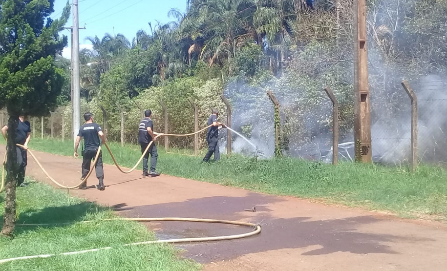 Agentes brigadistas apagam incêndio em carro que estava próximo à Penitenciária Estadual de Foz do Iguaçu
