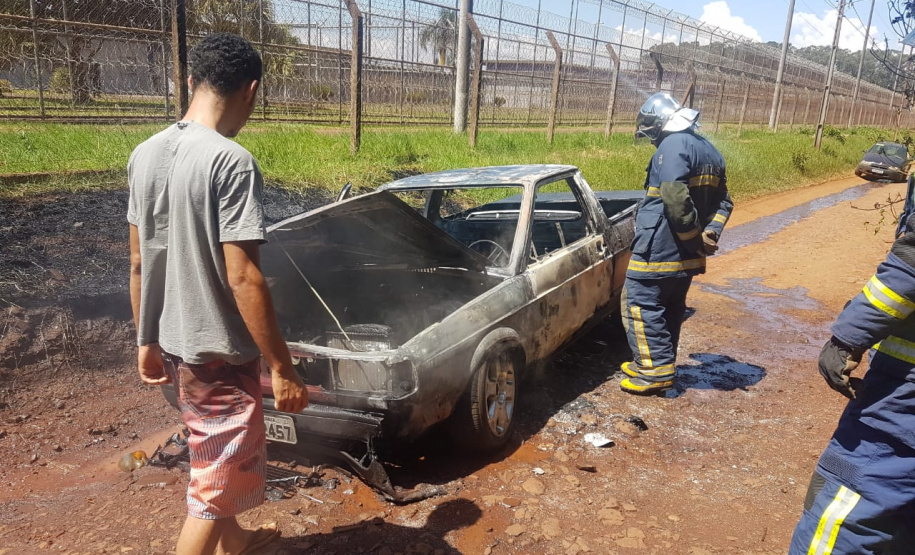 Agentes brigadistas apagam incêndio em carro que estava próximo à Penitenciária Estadual de Foz do Iguaçu
