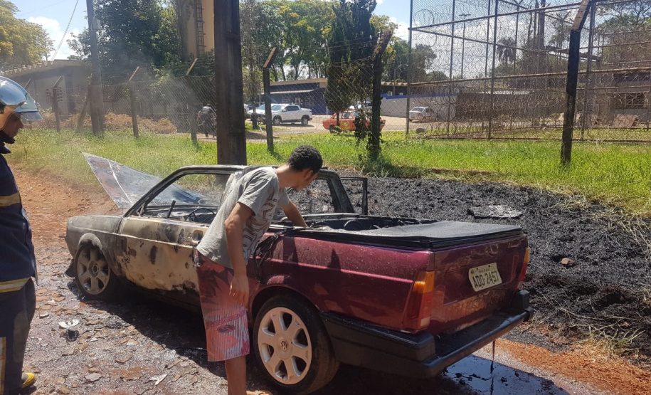 Agentes brigadistas apagam incêndio em carro que estava próximo à Penitenciária Estadual de Foz do Iguaçu