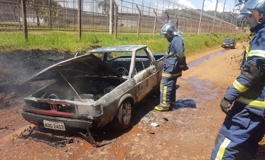 Agentes brigadistas apagam incêndio em carro que estava próximo à Penitenciária Estadual de Foz do Iguaçu
