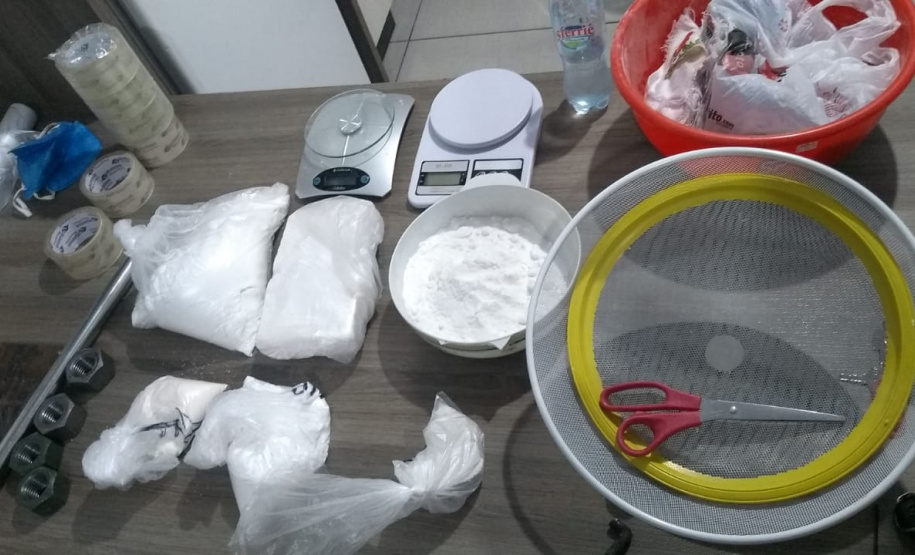 Mais de três quilos de cocaína são apreendidos pela PM em casa usada como refinaria de drogas em Cascavel