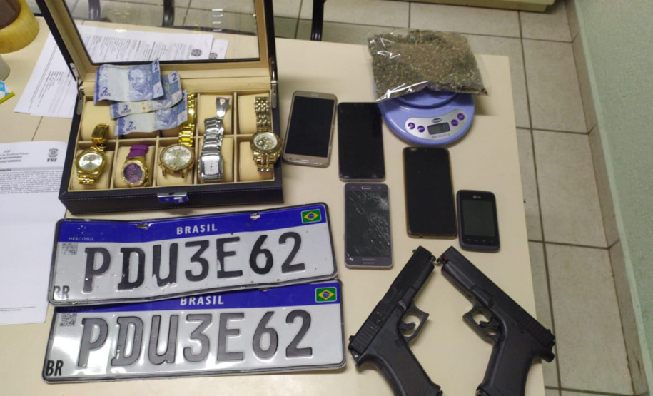 PM apreende dois simulacros de arma de fogo, pés de maconha e 101 gramas de haxixe no Sudeste do estado