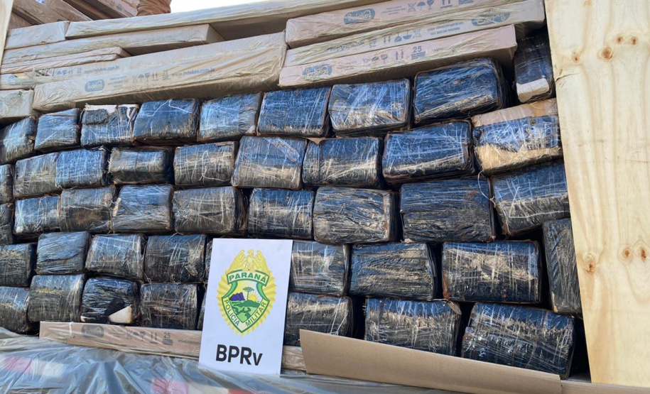 Em meio a carga de móveis, PM encontra 4,7 toneladas de maconha em Toledo; a apreensão é a maior do BPRv neste ano
