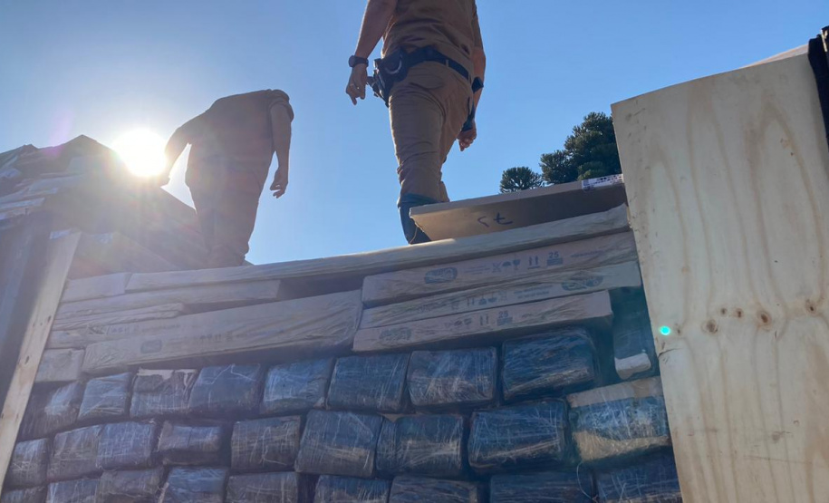 Em meio a carga de móveis, PM encontra 4,7 toneladas de maconha em Toledo; a apreensão é a maior do BPRv neste ano