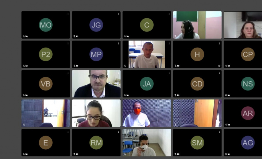 Livro com poemas e desenhos de presos é lançado no Paraná