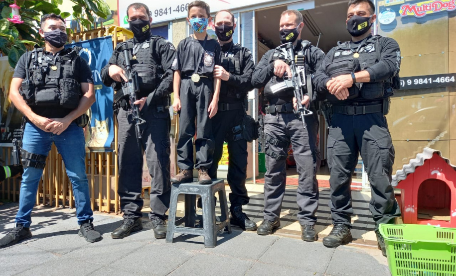 Em Cascavel, agentes do SOE homenageiam criança protetora dos animais e são homenageados pelo garoto