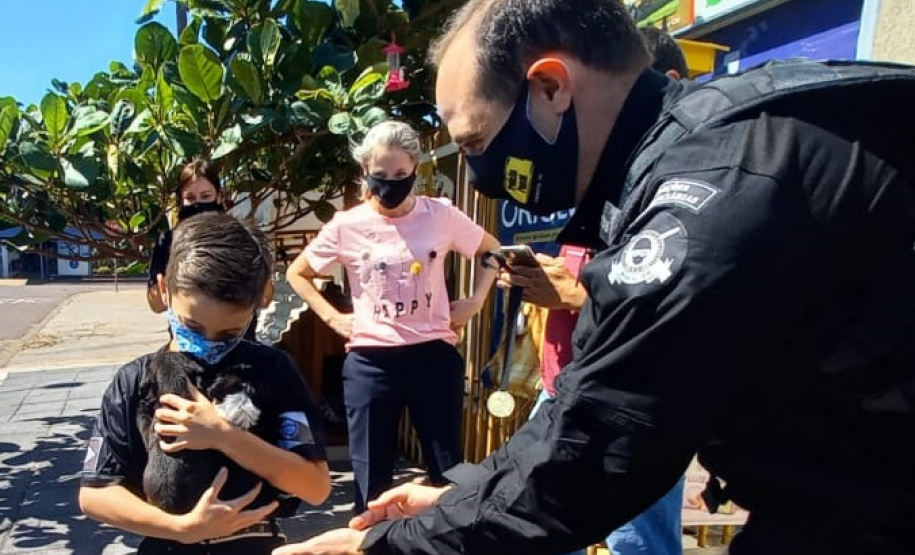 Em Cascavel, agentes do SOE homenageiam criança protetora dos animais e são homenageados pelo garoto