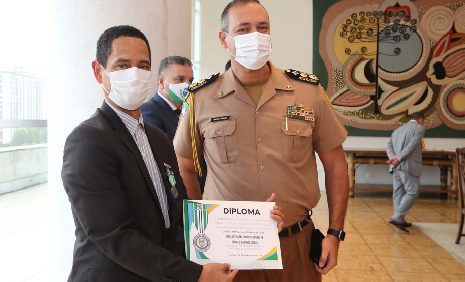 Secretário coronel Marinho recebe medalhas da Defesa Civil e da Casa Militar