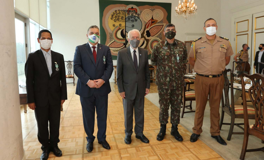 Secretário coronel Marinho recebe medalhas da Defesa Civil e da Casa Militar