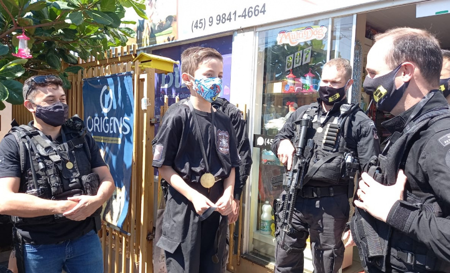 Em Cascavel, agentes do SOE homenageiam criança protetora dos animais e são homenageados pelo garoto