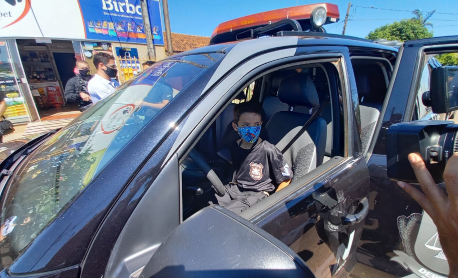 Em Cascavel, agentes do SOE homenageiam criança protetora dos animais e são homenageados pelo garoto