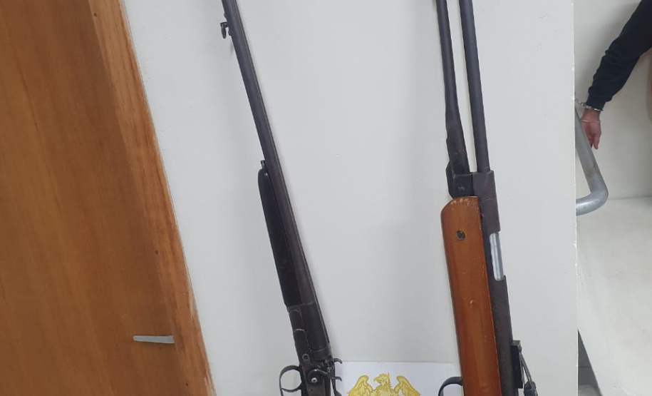 Em Ponta Grossa (PR), PM apreende três armas de fogo e 120 gramas de maconha em situações distintas