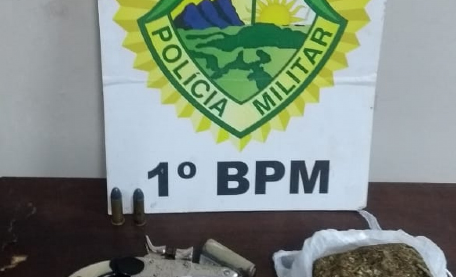 Em Ponta Grossa (PR), PM apreende três armas de fogo e 120 gramas de maconha em situações distintas