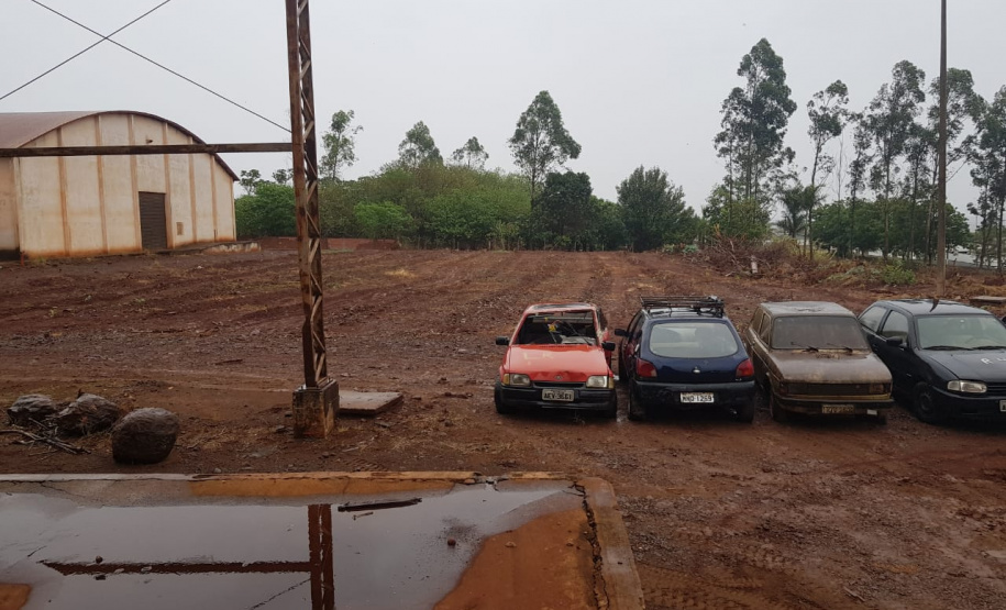 Segurança Pública e Polícia Militar limpam pátio de veículos de quartel, em Assis Chateaubriand