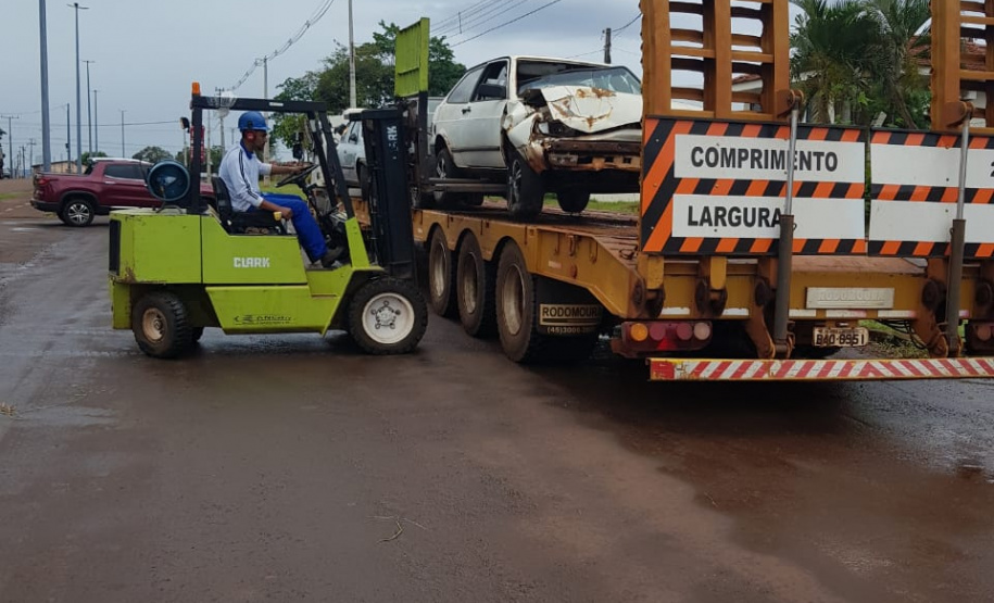 Segurança Pública e Polícia Militar limpam pátio de veículos de quartel, em Assis Chateaubriand