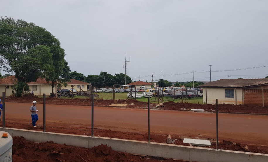 Segurança Pública e Polícia Militar limpam pátio de veículos de quartel, em Assis Chateaubriand