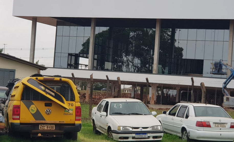 Segurança Pública e Polícia Militar limpam pátio de veículos de quartel, em Assis Chateaubriand