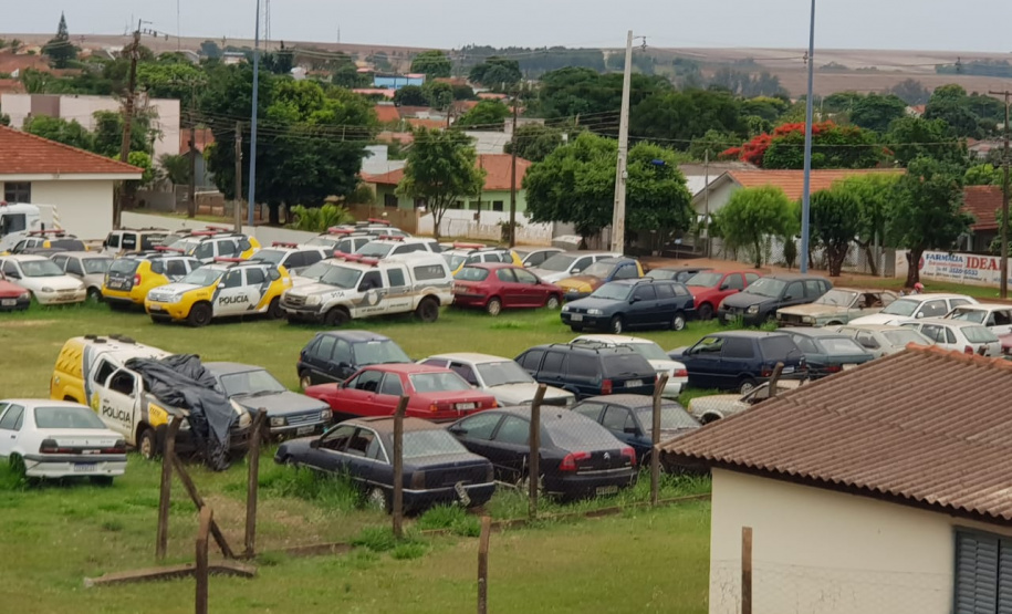 Segurança Pública e Polícia Militar limpam pátio de veículos de quartel, em Assis Chateaubriand