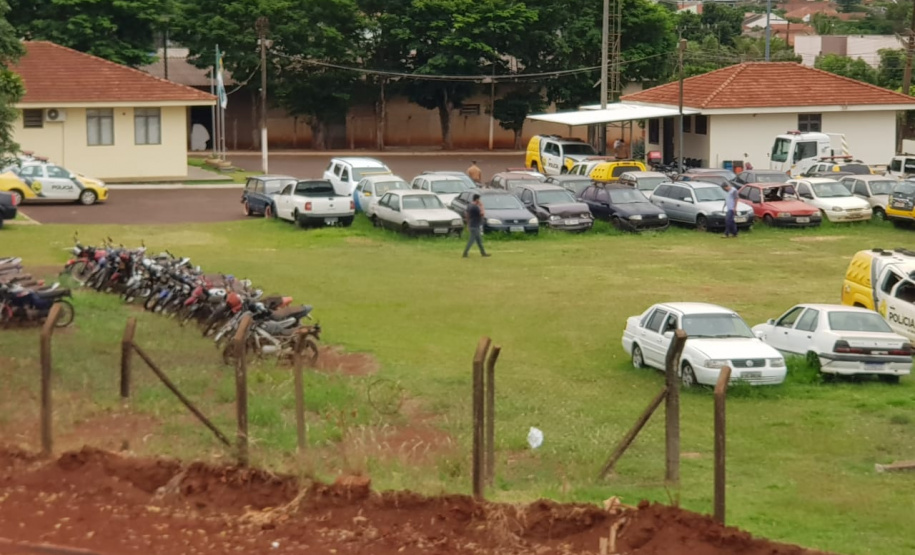 Segurança Pública e Polícia Militar limpam pátio de veículos de quartel, em Assis Chateaubriand