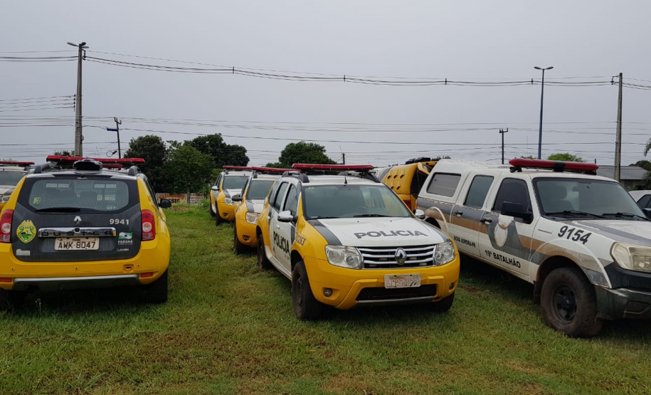Segurança Pública e Polícia Militar limpam pátio de veículos de quartel, em Assis Chateaubriand
