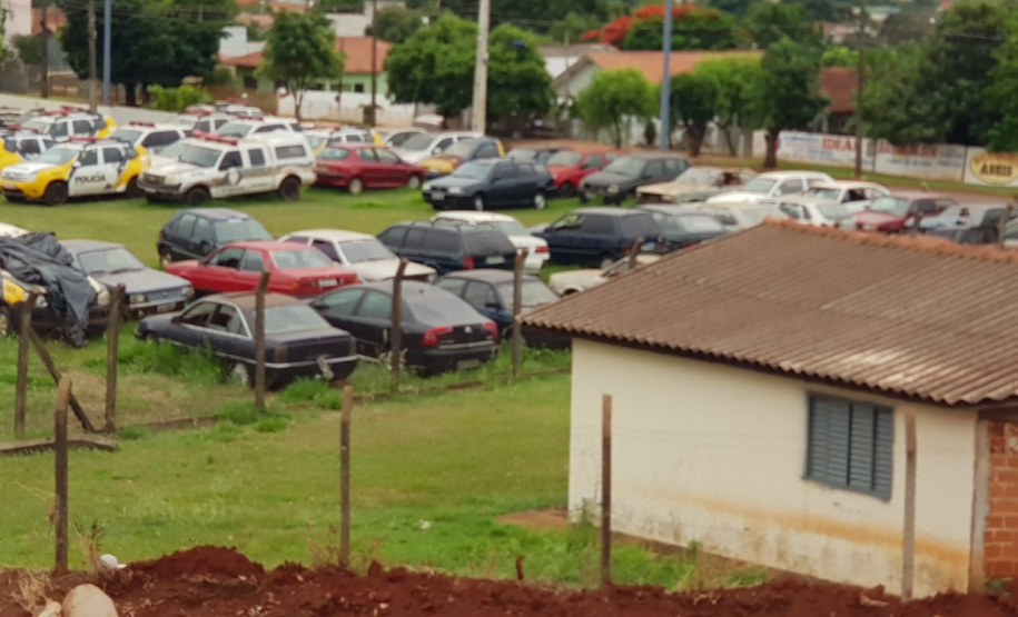 Segurança Pública e Polícia Militar limpam pátio de veículos de quartel, em Assis Chateaubriand