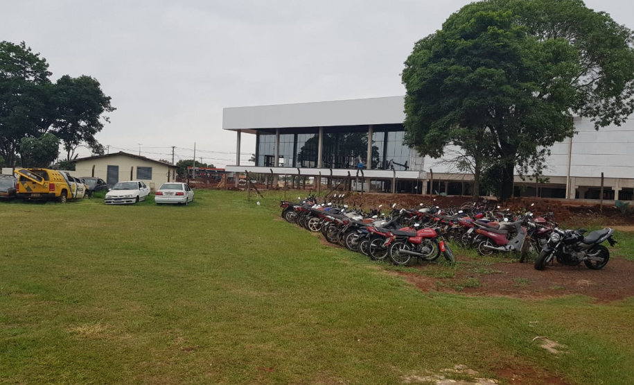 Segurança Pública e Polícia Militar limpam pátio de veículos de quartel, em Assis Chateaubriand