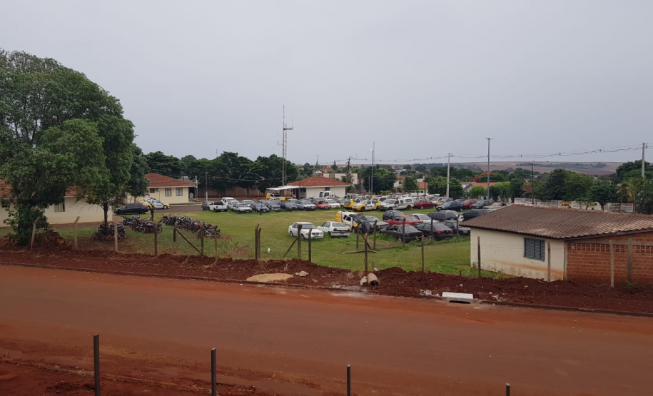 Segurança Pública e Polícia Militar limpam pátio de veículos de quartel, em Assis Chateaubriand
