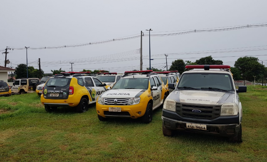 Segurança Pública e Polícia Militar limpam pátio de veículos de quartel, em Assis Chateaubriand
