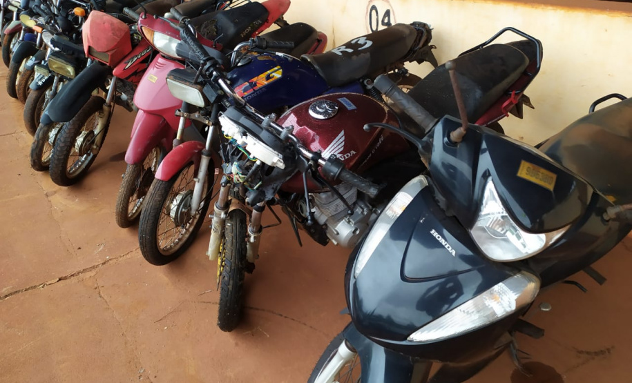 Segurança Pública e Polícia Militar limpam pátio de veículos de quartel, em Assis Chateaubriand