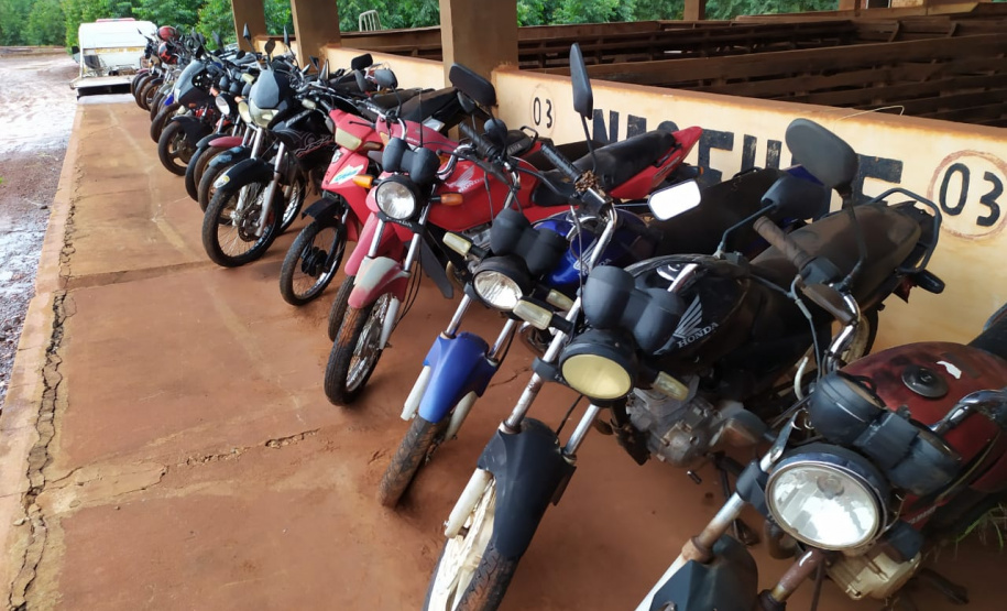 Segurança Pública e Polícia Militar limpam pátio de veículos de quartel, em Assis Chateaubriand