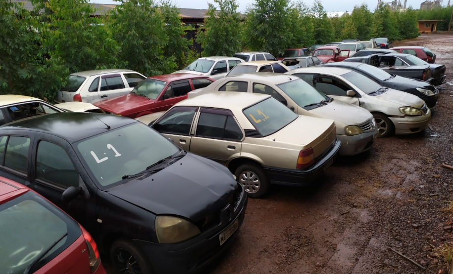 Segurança Pública e Polícia Militar limpam pátio de veículos de quartel, em Assis Chateaubriand