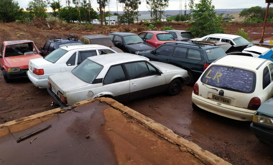 Segurança Pública e Polícia Militar limpam pátio de veículos de quartel, em Assis Chateaubriand