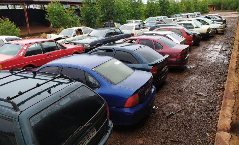 Segurança Pública e Polícia Militar limpam pátio de veículos de quartel, em Assis Chateaubriand