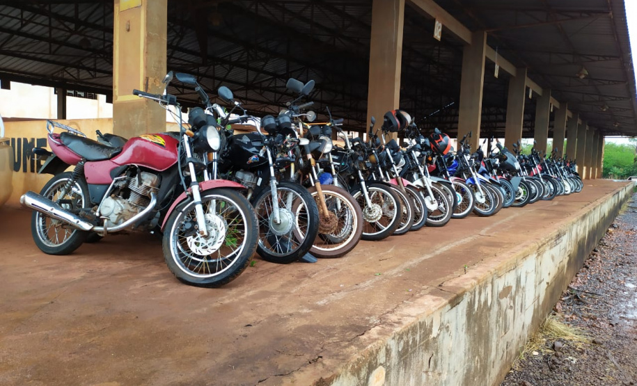 Segurança Pública e Polícia Militar limpam pátio de veículos de quartel, em Assis Chateaubriand