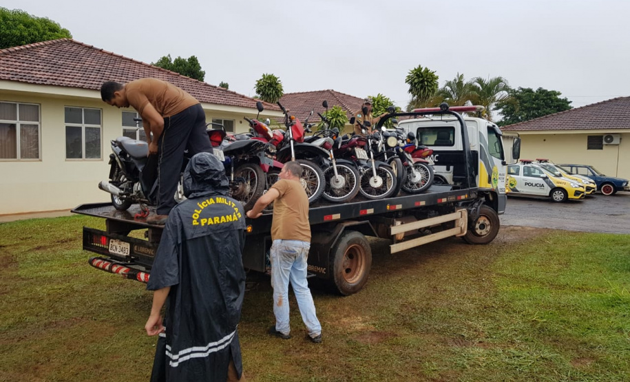 Segurança Pública e Polícia Militar limpam pátio de veículos de quartel, em Assis Chateaubriand