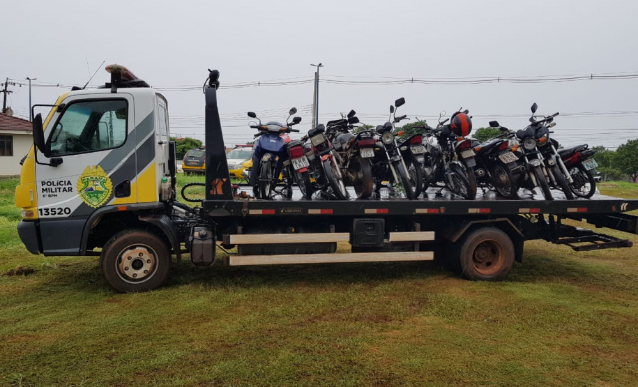 Segurança Pública e Polícia Militar limpam pátio de veículos de quartel, em Assis Chateaubriand