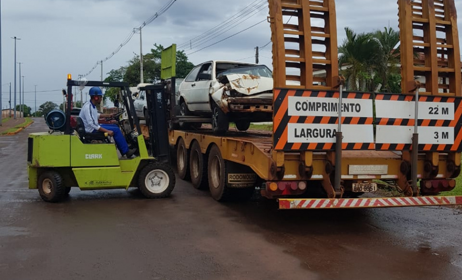 Segurança Pública e Polícia Militar limpam pátio de veículos de quartel, em Assis Chateaubriand