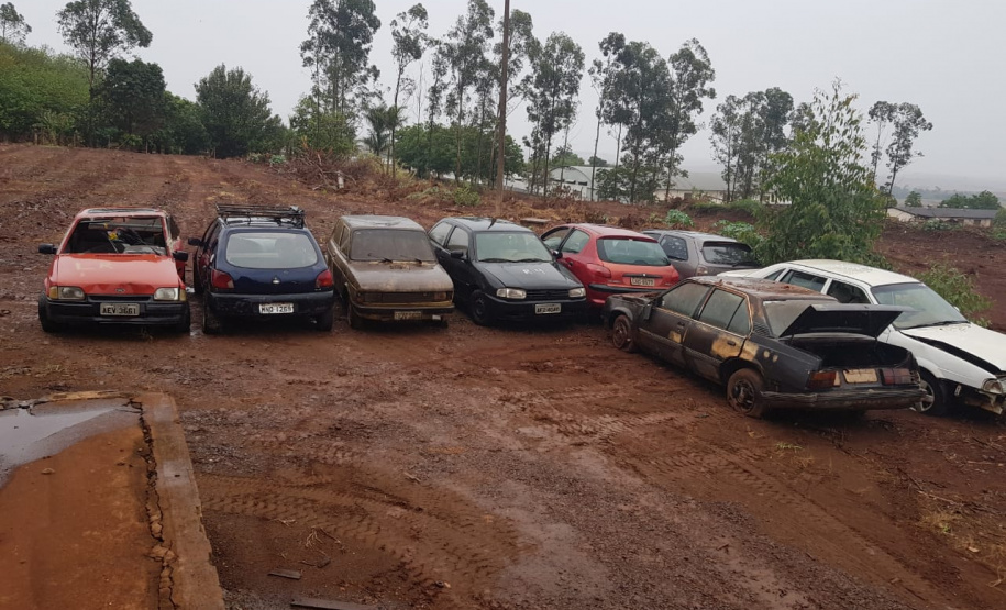 Segurança Pública e Polícia Militar limpam pátio de veículos de quartel, em Assis Chateaubriand