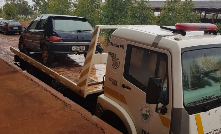 Segurança Pública e Polícia Militar limpam pátio de veículos de quartel, em Assis Chateaubriand