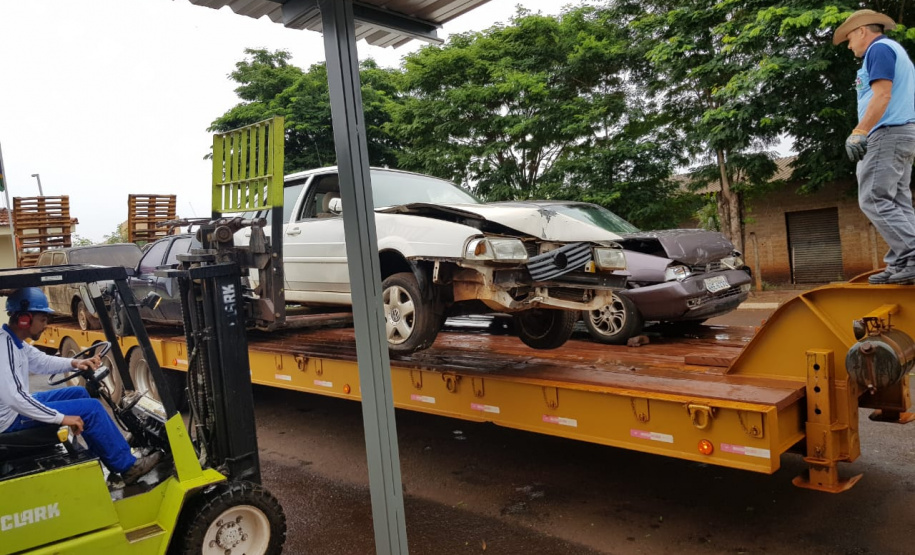 Segurança Pública e Polícia Militar limpam pátio de veículos de quartel, em Assis Chateaubriand