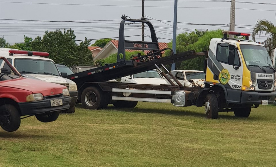 Segurança Pública e Polícia Militar limpam pátio de veículos de quartel, em Assis Chateaubriand