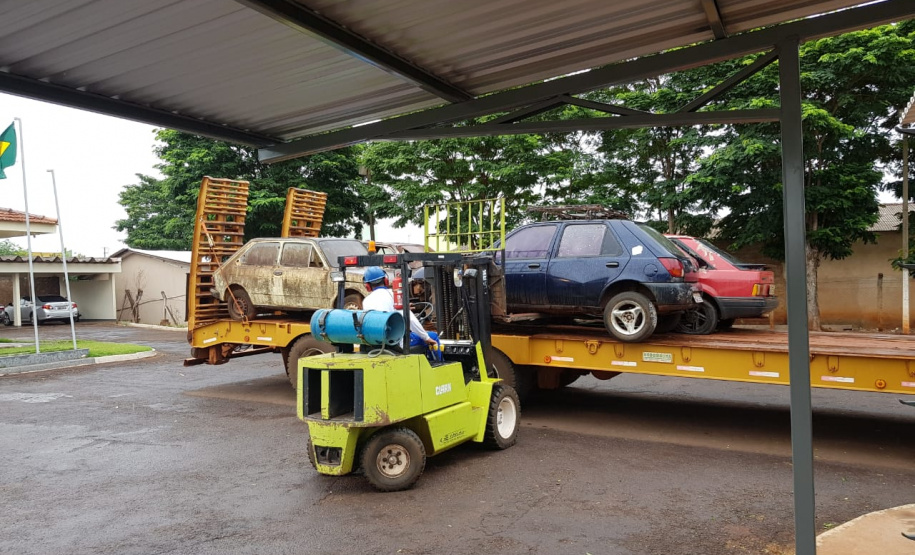 Segurança Pública e Polícia Militar limpam pátio de veículos de quartel, em Assis Chateaubriand
