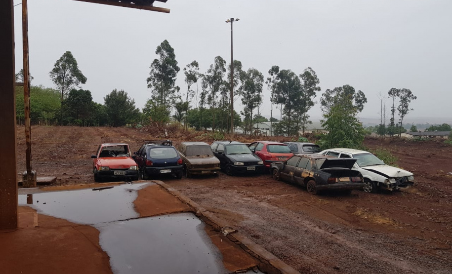 Segurança Pública e Polícia Militar limpam pátio de veículos de quartel, em Assis Chateaubriand