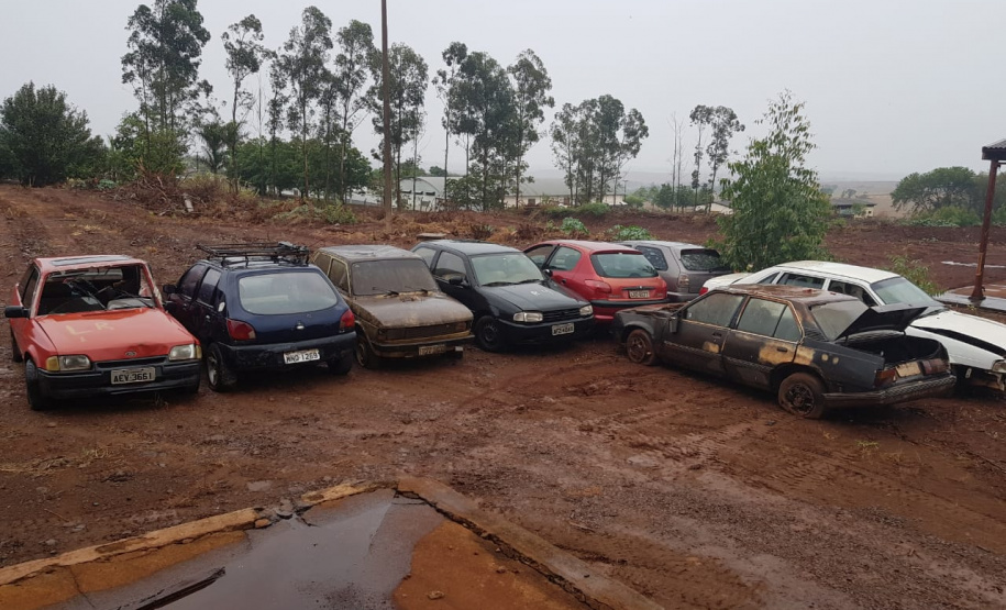 Segurança Pública e Polícia Militar limpam pátio de veículos de quartel, em Assis Chateaubriand
