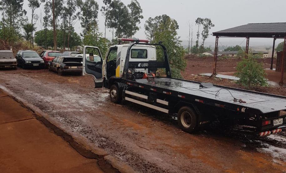 Segurança Pública e Polícia Militar limpam pátio de veículos de quartel, em Assis Chateaubriand