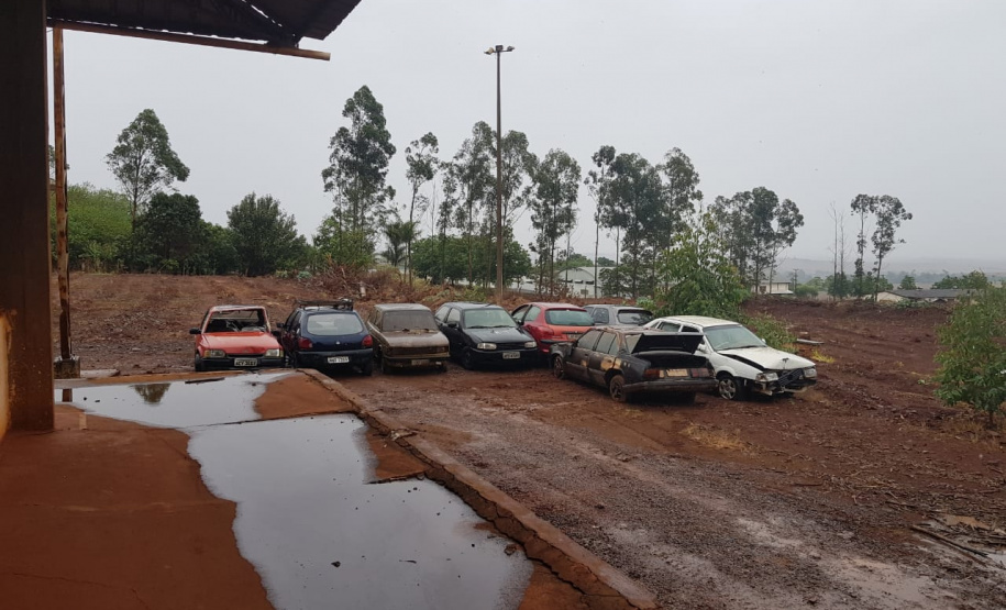 Segurança Pública e Polícia Militar limpam pátio de veículos de quartel, em Assis Chateaubriand
