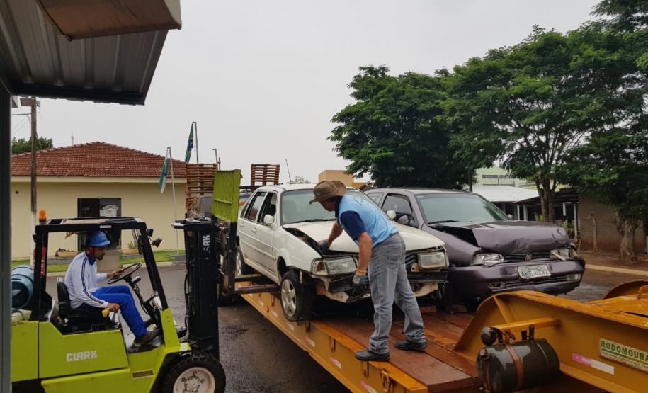 Segurança Pública e Polícia Militar limpam pátio de veículos de quartel, em Assis Chateaubriand