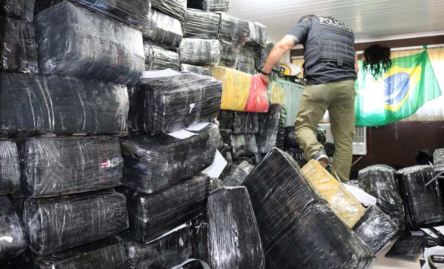 Polícia Civil aprende quatro toneladas de maconha e prende mulher em Foz do Iguaçu